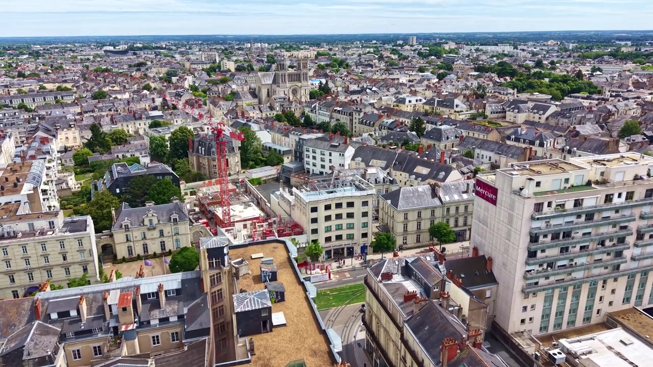 Centrale Angers, Maine-et-Loire, Pays de la Loire, Frankrig, udfolder sig under en fremadgående droneflyvning, med Église Saint-Joseph synlig bag tætte historiske hustage og bygader.