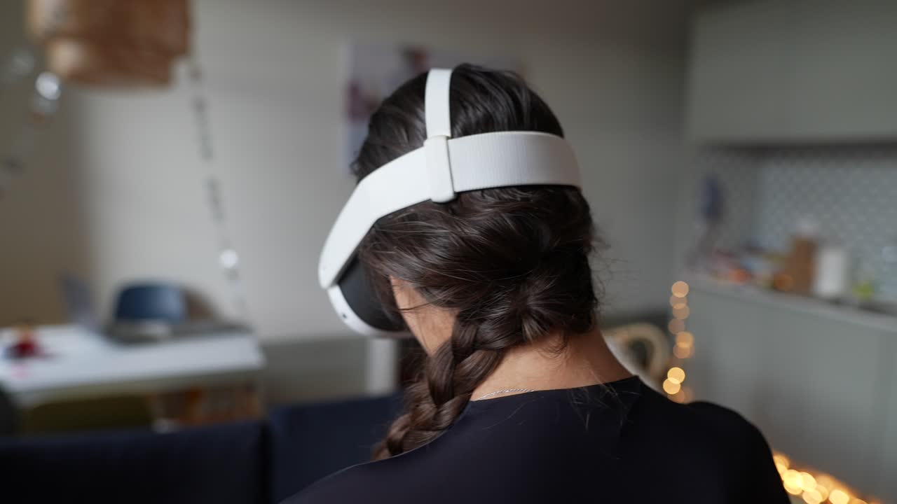 현대 주방에서 가상 현실을 경험하는 여성