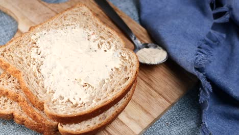 Crema-De-Queso-De-Baja-Calidad-En-Un-Recipiente-Sobre-La-Mesa.