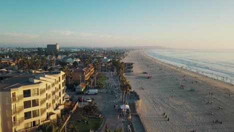 Increíble-Vista-Aérea-De-4k-Del-Paseo-Marítimo-Y-La-Costa-De-San-Diego-Mientras-Se-Pone-El-Sol---Pacific-Beach-California