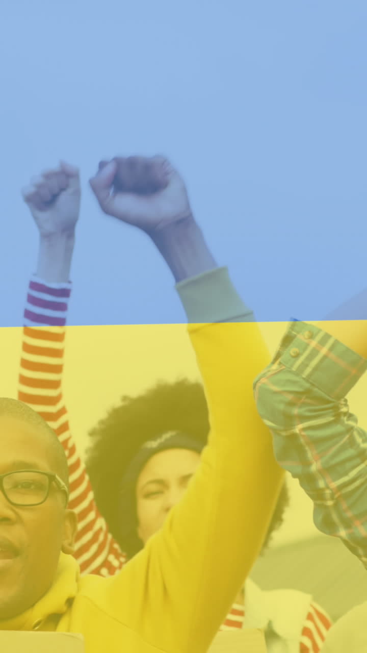 animación de la bandera de ucrania sobre diversas mujeres y hombres manifestantes