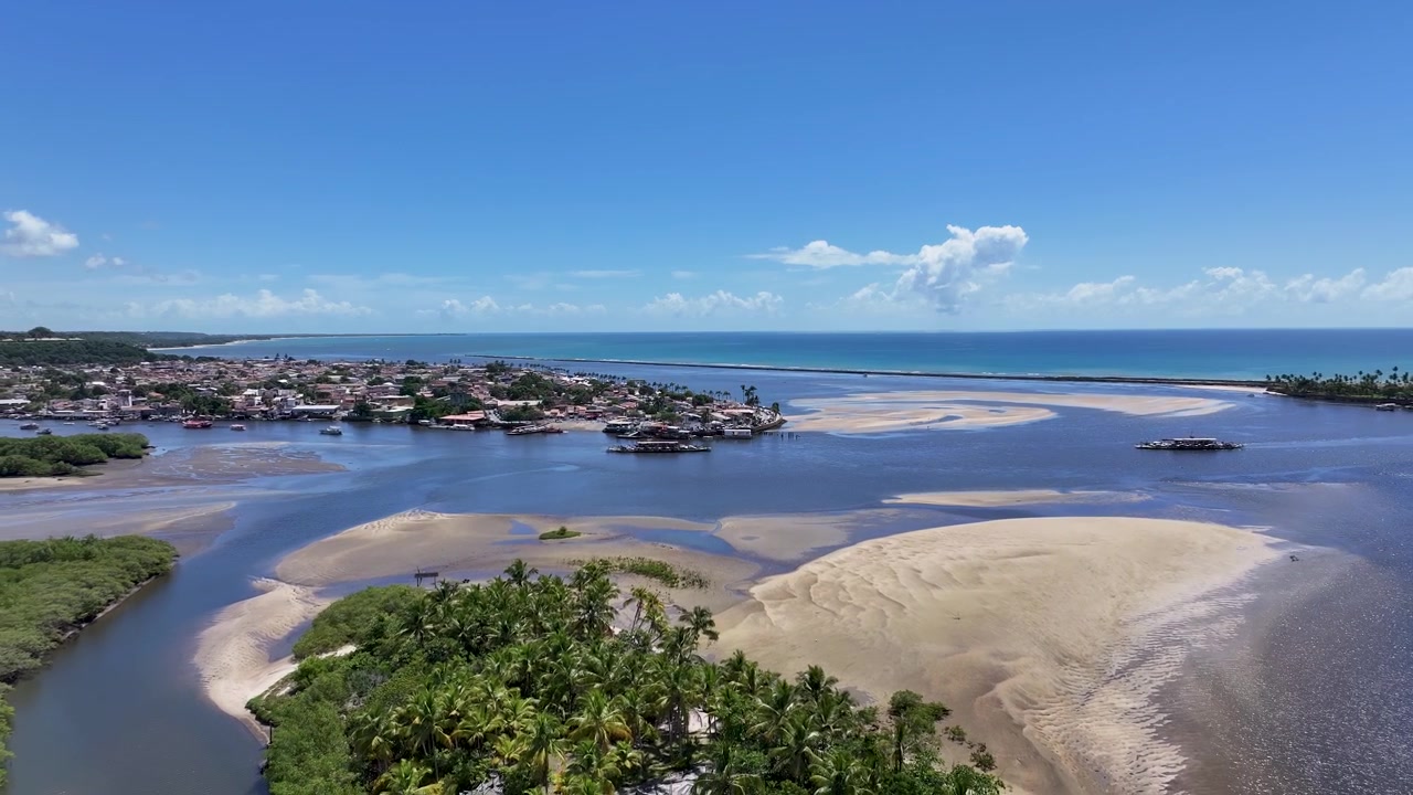 Skyline de Porto Seguro em Porto Seguro, Bahia, Brasil. Paisagem de praia. Litoral deslumbrante. Destino de viagem. Banco de areia de mangue. Nordeste do Brasil.