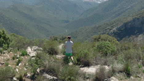 Dron-Rastreando-A-Un-Turista-Masculino-Escandinavo-Mientras-Filma-La-Naturaleza-Alrededor-De-La-Concha-En-España