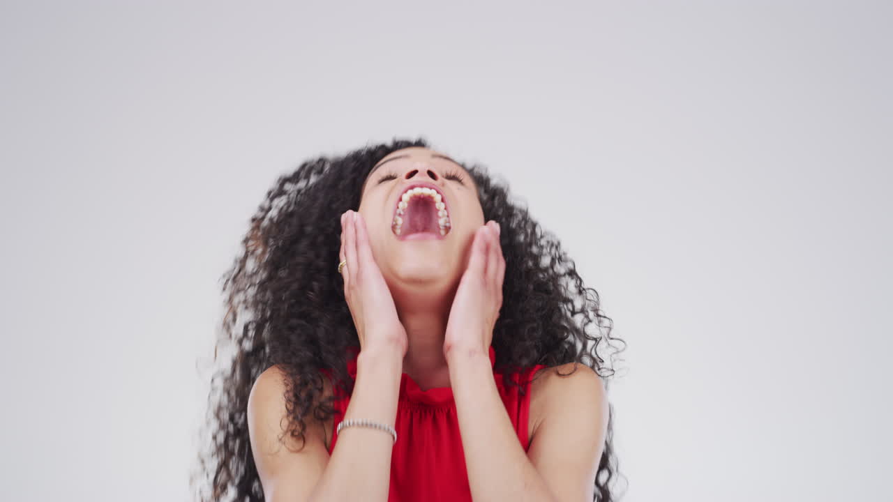 una mujer expresando una sorpresa alegre.