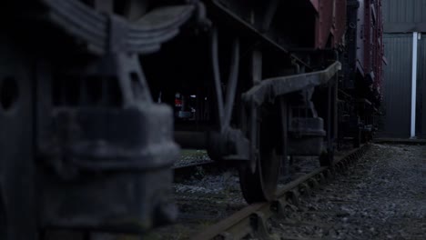 vagones de carga de trenes estacionarios en la vía toma panorámica media baja