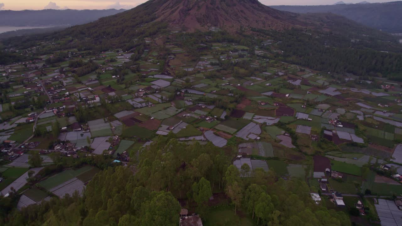 Batur-vulkanen ved solopgang med landsby og sø på Bali, Indonesien.