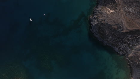 Luftaufnahme-über-Yachten-In-Einer-Bucht-In-Richtung-Sandstrand