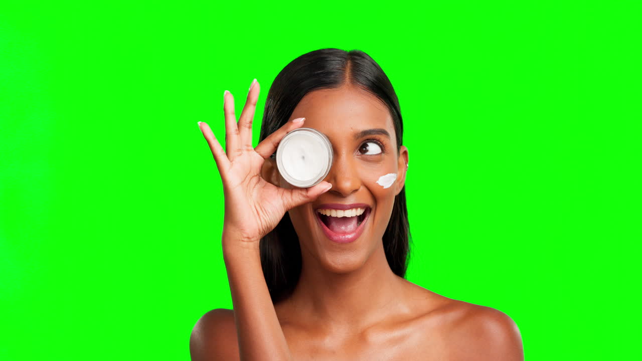 crema, frasco y pantalla verde de mujer feliz