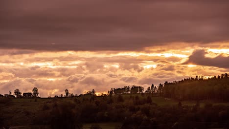 nubes espectaculares en la puesta de sol. un lapso de tiempo de primer plano
