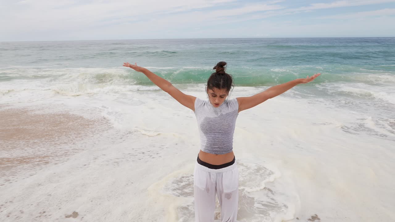 해변 에서 요가 를 연습 하는 여자