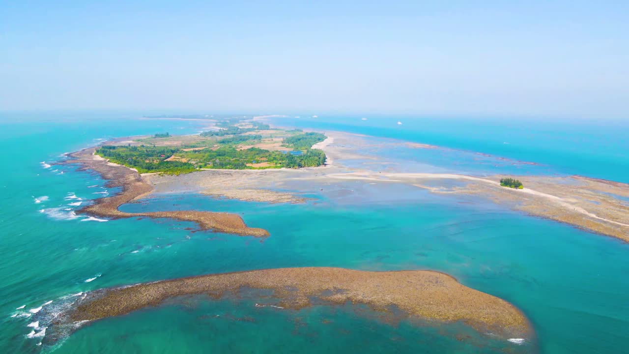 vista aérea de drones de una pequeña isla tropical en bangladesh