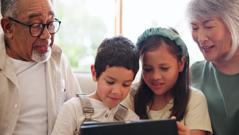 abuelos, sonrisas y niños en la tableta en casa