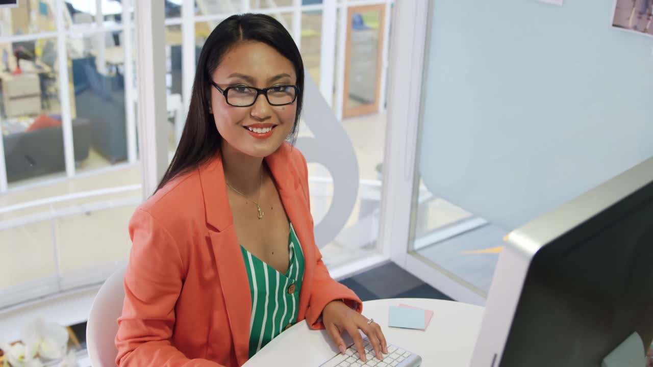 mujer joven que trabaja en una oficina creativa