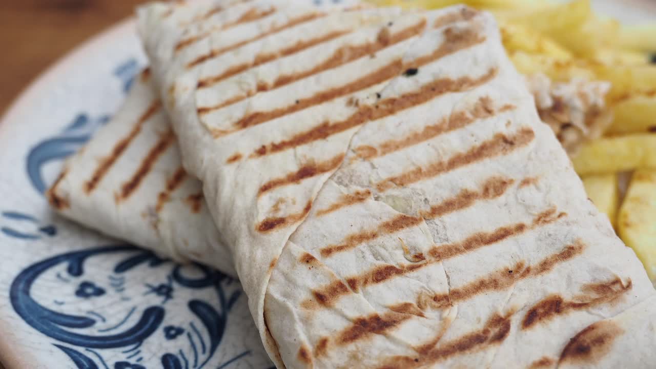 tortillas a la parrilla con patatas fritas