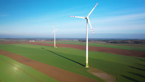 Vista-Aérea-De-Una-Granja-De-Energía-Eólica-Limpia-Y-Renovable-En-Movimiento