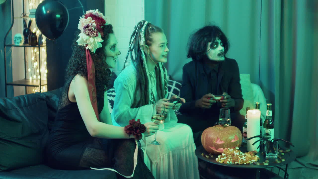 친구 들 이 할로윈 파티 에서 재미 를 느끼고 있다