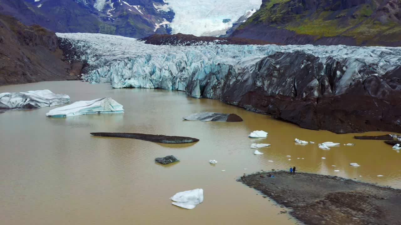 campo de hielo del glaciar svínafellsjökull en el sur de islandia - toma aérea de drones