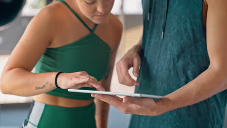 gimnasio y comunicación en tableta