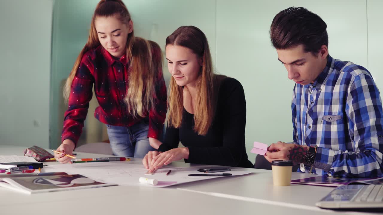 grupo de diseñadores de interiores haciendo bocetos y borradores pintando con lápices y regla. jóvenes hipsters preparando el