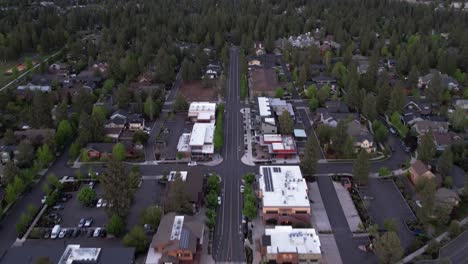 Roundabout-in-Bend,-Oregon-neighborhood-with-street-of-businesses