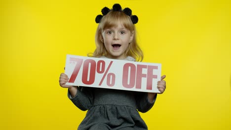 kindesmädchen zeigt bis zu 70 prozent rabatt auf die inschrift, freut sich über rabatte für online-shopping-verkäufe