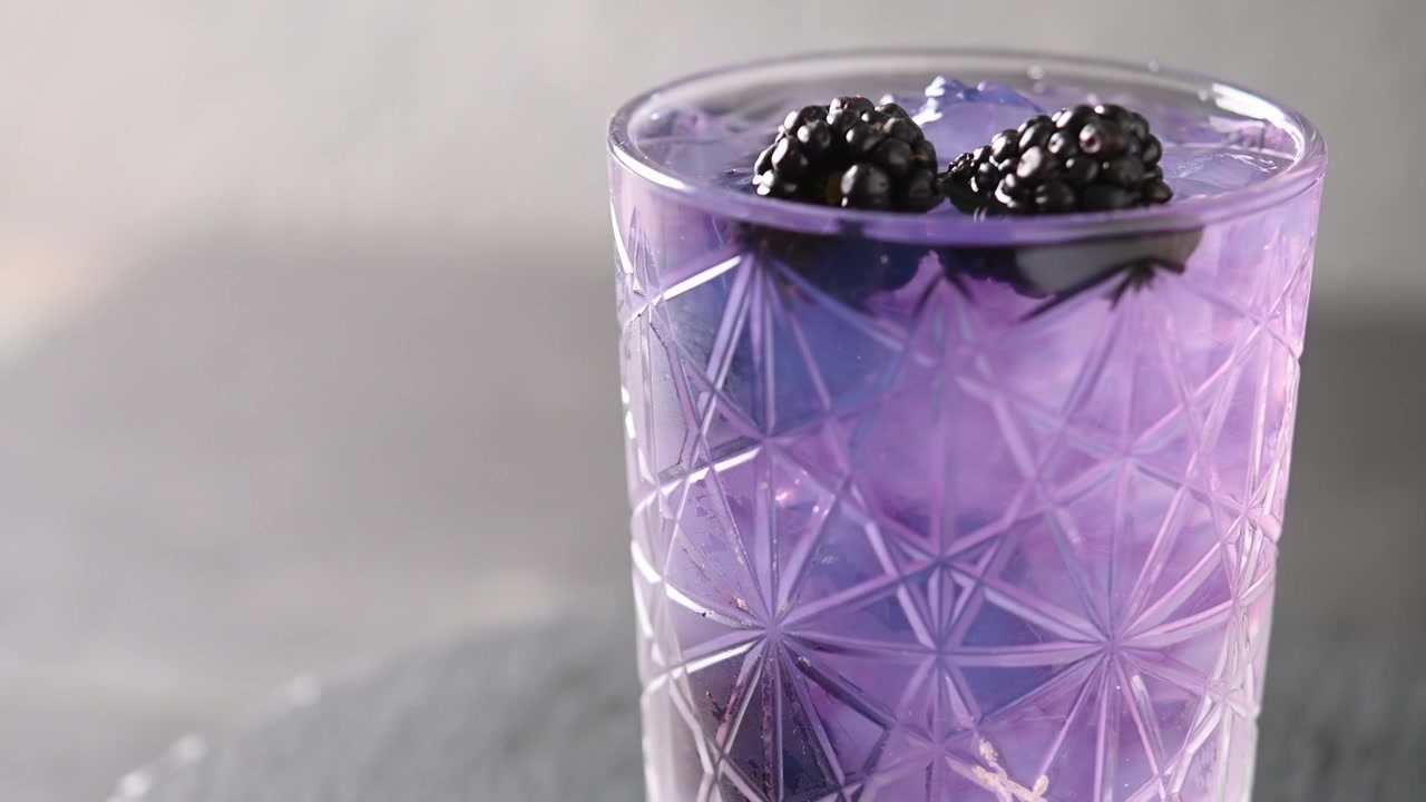 Cocktail Bramble con more e ghiaccio tritato.