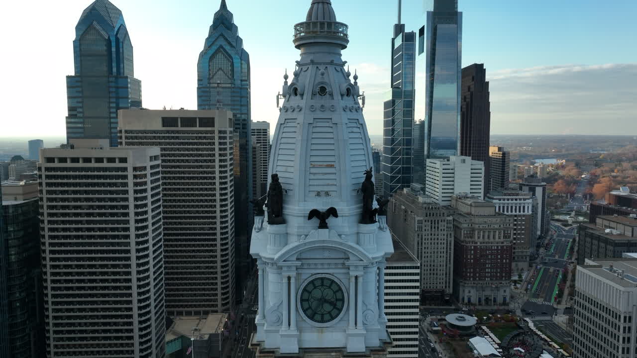 떠오르는 공중에서 시청 꼭대기에 조각상이 드러남