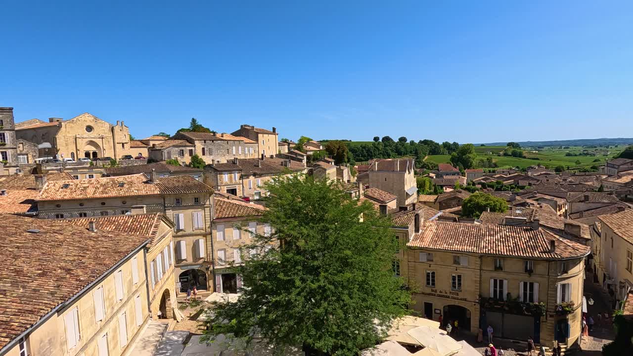 los encantadores techos y la vibrante vegetación en saint-émilion