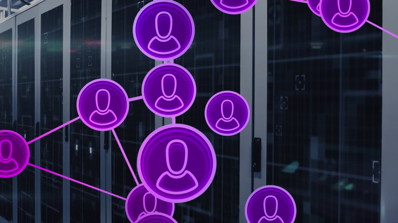 Animation af et netværk af profilikoner og et lyspunkt mod et computerserverrum