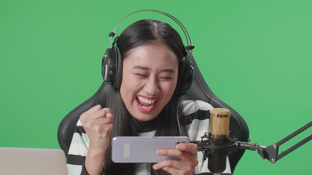 chica gamer emocionada jugando a un juego móvil