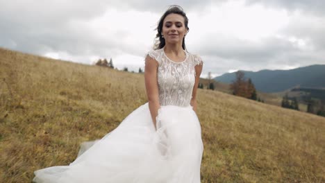 Novia,-Mujer-Recién-Casada-Con-Un-Elegante-Vestido-De-Novia-Caminando-O-Corriendo-Por-La-Ladera-De-Una-Montaña-Hasta-El-Novio