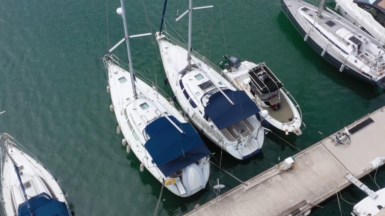 Barche a vela ormeggiate al porto turistico - Vista aerea con drone.