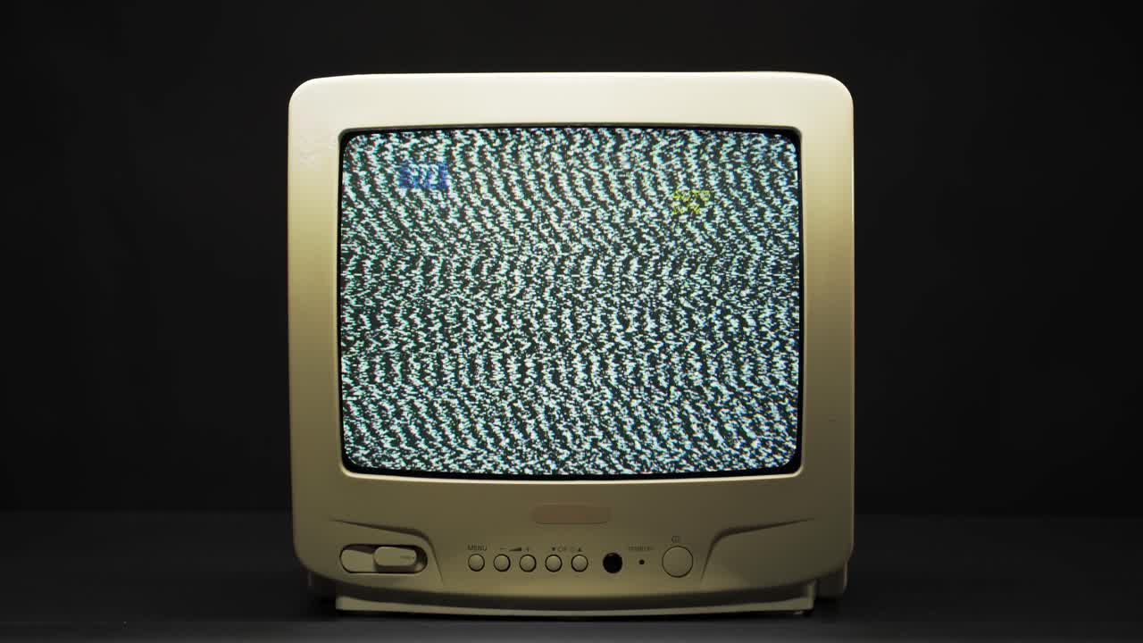 Karıncalanma ve mavi ekran görüntüleyen retro CRT televizyon.