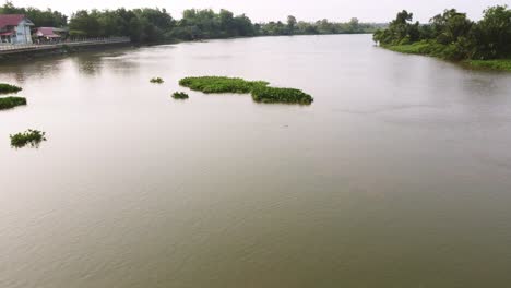 Die-Flugumgebung-Pflanzt-Den-Grünen-Wald-Und-Das-Flussufer