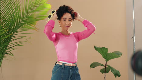 una mujer elegante con una camiseta de malla rosa.