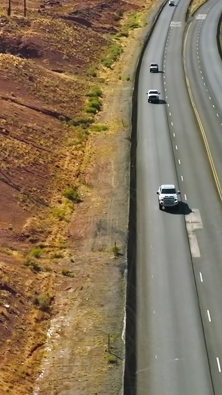 Vehículos circulando por una autopista de Colorado bajo la luz del sol