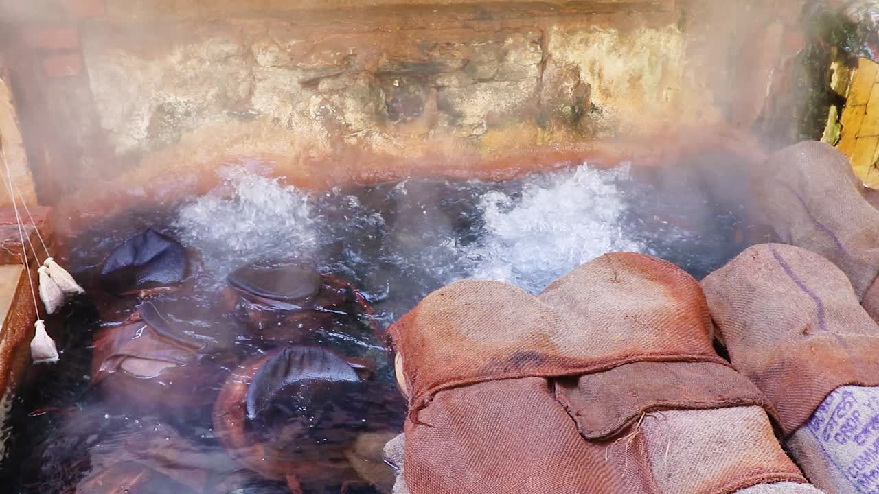 священные приношения, приготовленные в естественной горячей родниковой воде в течение дня с разных углов видео снято в маникаране, манали, химачал-прадеш, индия, 22 марта 2023 года