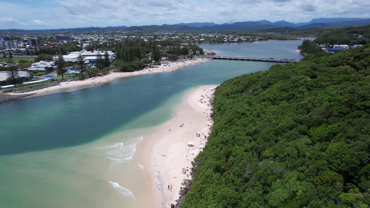 Tallebudgera Creek Burleigh Headin kansallispuiston lähellä Gold Coastissa, QLD:ssä, Australiassa – ilmakuva