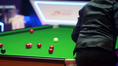 un jugador de billar profesional es visto en acción mientras golpea una pelota durante la competencia del torneo maestro de hong kong