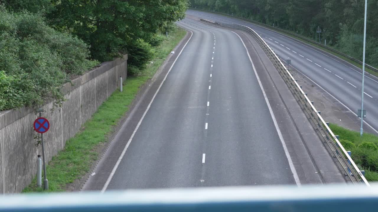 panorámica de la carretera vacía temprano en la mañana antes de la hora pico