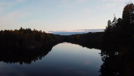 Ein-Bunter-Himmel-Und-Dichter-Wald-Werden-Reflektiert