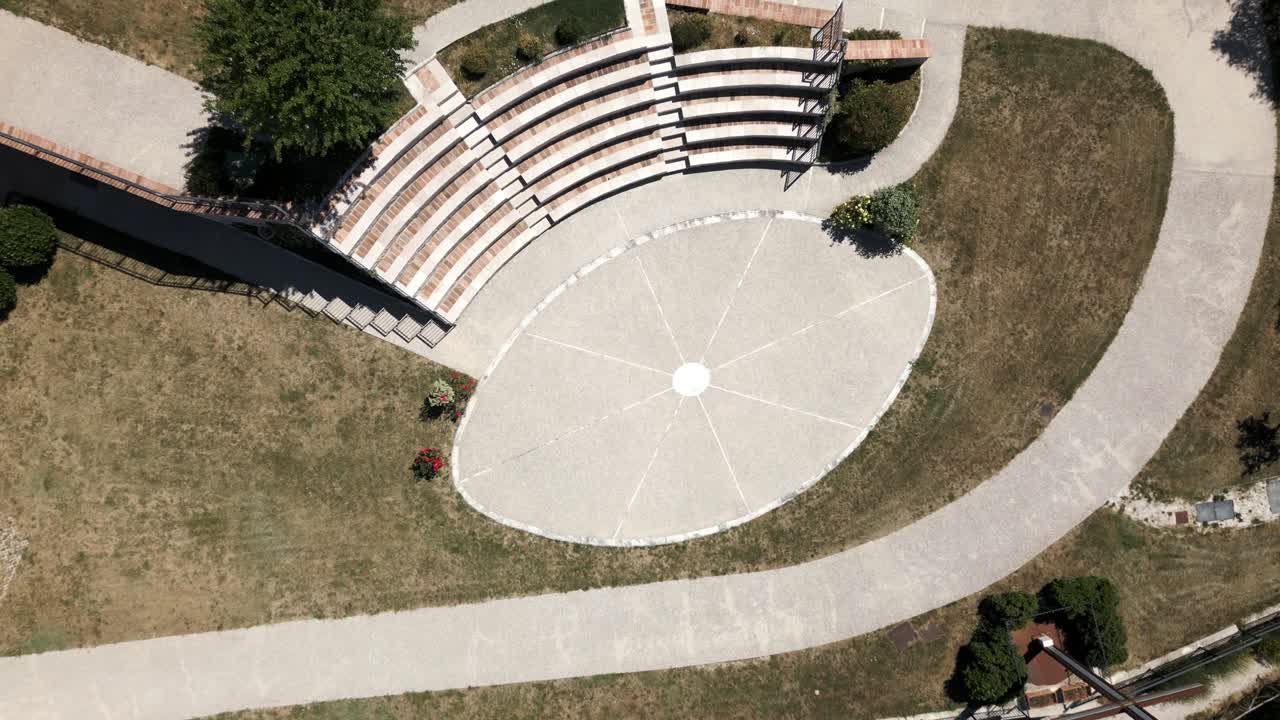 gradas y sendero de cemento en una antigua zona residencial de gubbio, umbría, italia