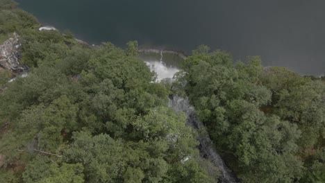 Vista-Aérea-De-Arriba-Hacia-Abajo-De-La-Cascada-De-Siete-Hermanas-Con-Bosque-Verde,-Fiordo-De-Geiranger