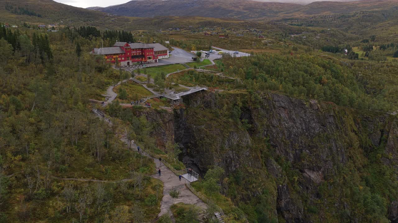 Droonikuvaa Vøringfossenia kallioterasseilta ihailevista turisteista.