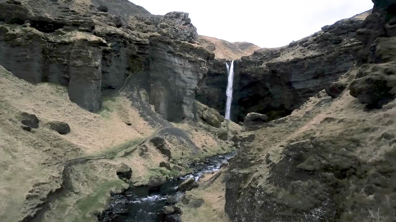cascada kvernufoss islandia drone con río verde musgo y pájaros