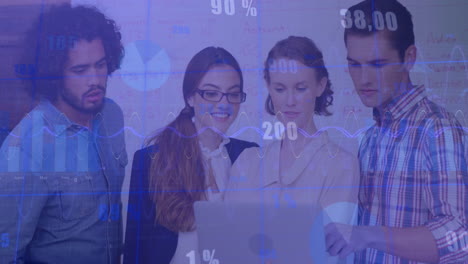 animación del procesamiento de datos financieros sobre diversas personas de negocios que usan computadoras portátiles