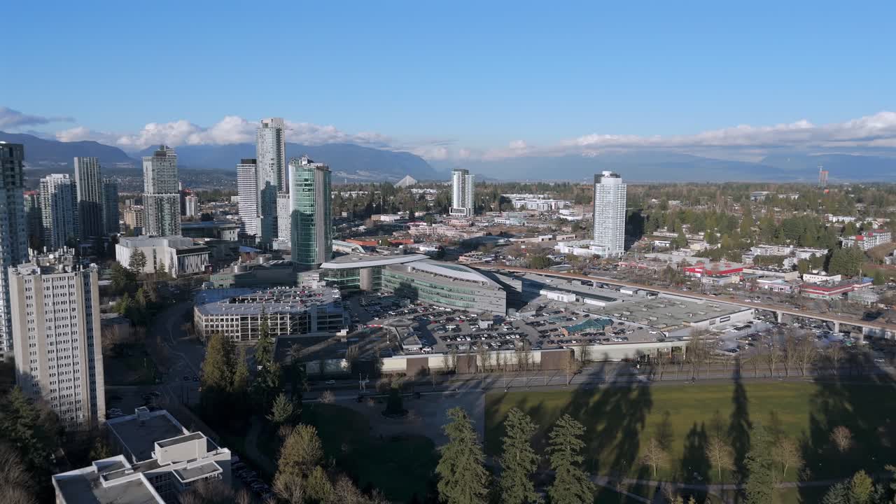 Centro Commerciale Central City lungo King George Boulevard a Surrey, Columbia Britannica, Canada. Ripresa aerea con drone
