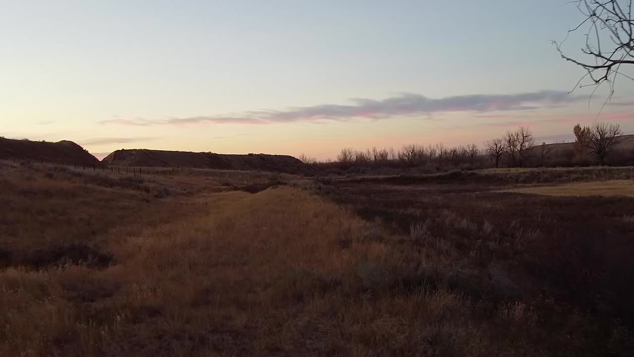 Kanadan Albertan preeriat juuri ennen auringonnousua aamuhämärässä