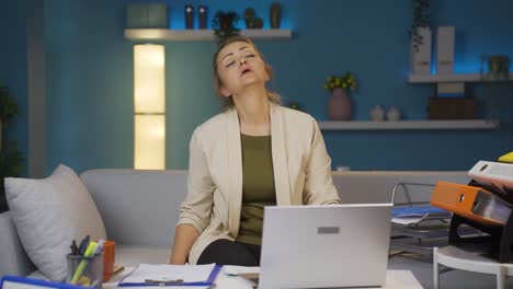 La-Mujer-Trabajadora-De-Oficina-En-Casa-Tiene-Fatiga.