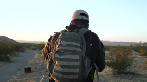 Marines-De-Estados-Unidos-|-Soldado-De-Fuerzas-Especiales-En-Combate-|-Caminando-Hacia-Adelante-Con-Las-Armas-Listas-|-Caminando-Tácticamente-Por-El-Desierto-Al-Atardecer-|-Desierto-Del-Medio-Oriente-|-1-De-3